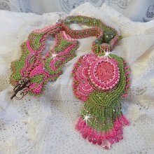 Collana Miss Lady ricamata con perline verdi e rosa e un cabochon in resina